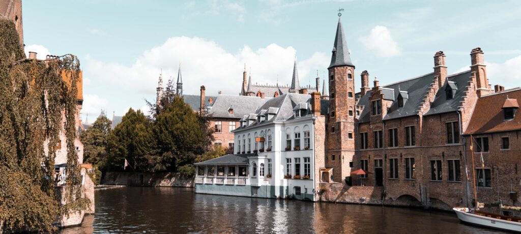 Vacker vy över kanal genom stad i Belgien