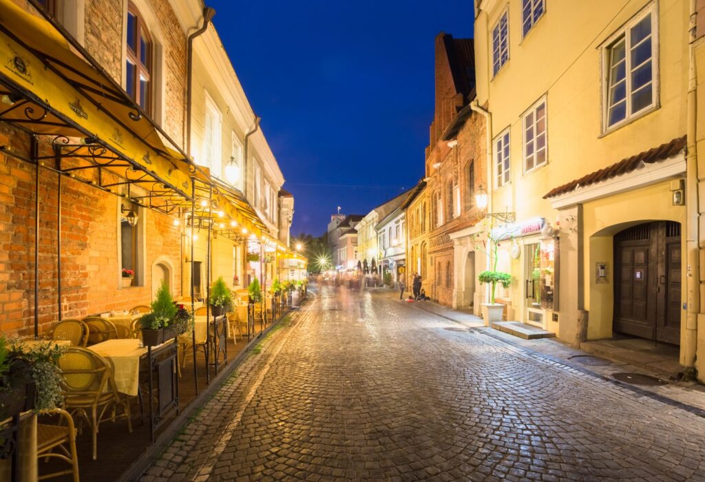 Kvällsvy över Vilnius vackra gator